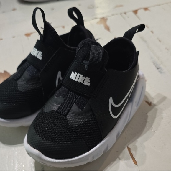 Nike Kids Black and White Sneakers - Picture 2 of 4